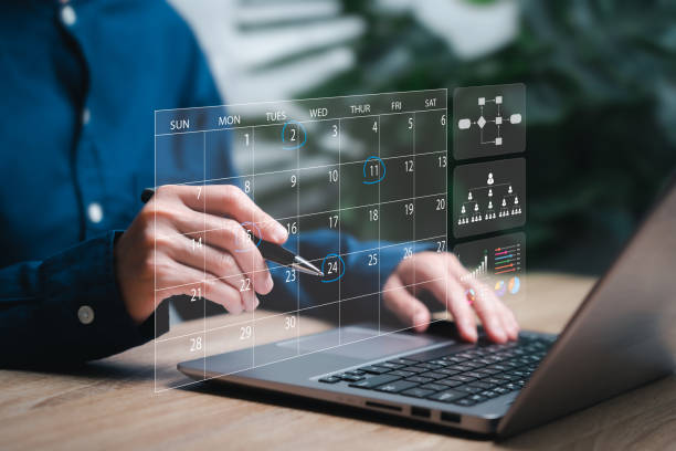 Business Planning Calendar Agenda work schedule concept, Businesswomen use pen marks on the virtual screen calendar, workflow plan, and Organize schedules and important dates. Work time management concepto de horario de trabajo de la agenda del calendario de planificación de negocios, las mujeres de negocios usan marcas de bolígrafo en el calendario de la pantalla virtual, el plan de flujo de trabajo y organizan los horarios y las fechas important