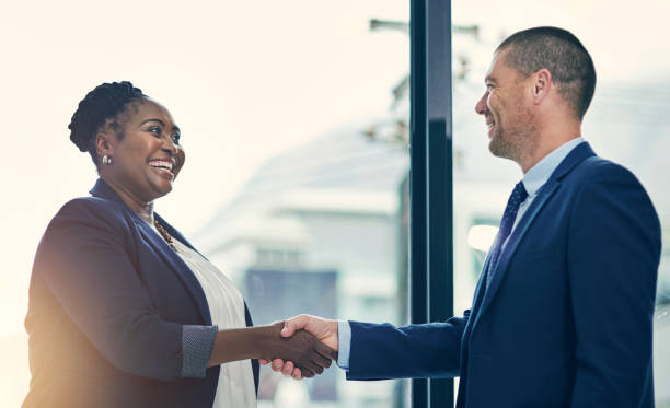 Welcome aboard gente de negocios, apretón de manos y reunión de acuerdo o contratación bienvenida para el reclutamiento, la incorporación o el trabajo en equipo de la empresa. hombre, mujer y asociación b2b en el cargo con acción afirmativa, promoción o hola