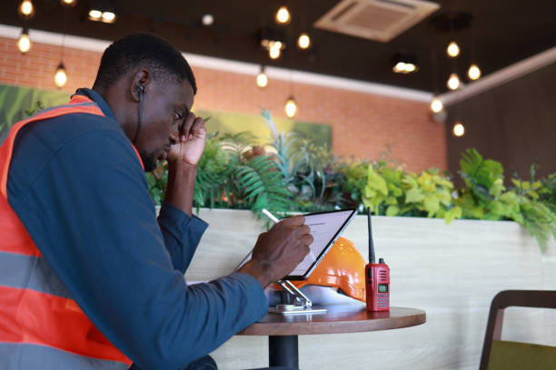a talented black engineer, dressed in a sleek black outfit, focused on their laptop screen while enjoying a warm cup of coffee in a cozy cafe. The atmosphere is bustling, yet conducive to productivity. It's a refreshing change of pace from working in a traditional office setting. un talentoso ingeniero negro, vestido con un elegante traje negro, se concentró en la pantalla de su computadora portátil mientras disfrutaba de una taza de café caliente en una acogedora cafetería. el ambiente es bullicioso, pero propicio para la prod
