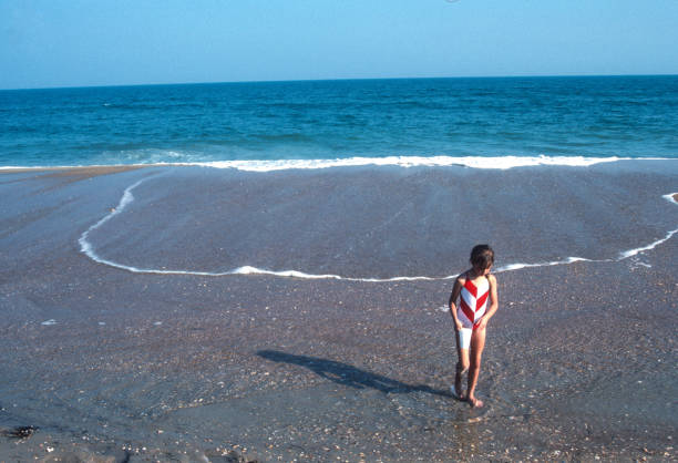 cape hatteras ns - dívka & surf - 1987 - atlantského oceánu fotky - stock snímky, obrázky a fotky