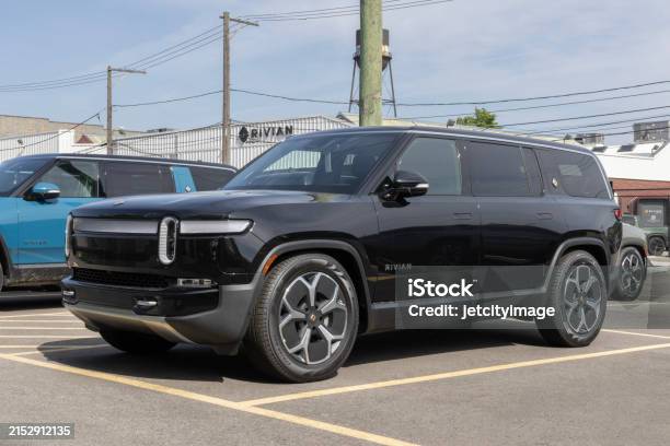 Rivian R1s Suv Display Rivian Offers The R1s In Adventure Adventure Allterrain And Launch Editions My2024 Stock Photo - Download Image Now
