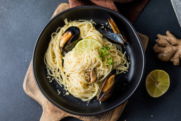 istock Traditional spaghetti with mussels meat and cream. 2152972167