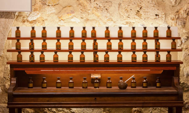 comptoir d’huiles distillées à grasse, capitale mondiale du parfum, dans la production de parfums et de fragrances - parfum photos et images de collection