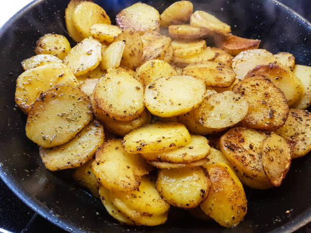Bratkartoffeln Frische Bratkartoffeln mit Speck Zwiebeln und Gewürzen fried potato stock pictures, royalty-free photos & images