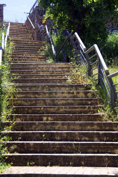 Escaleras que invitan a subir y alcanzar la cima, donde las metas se alcanzan, se llega con determinacion y confianza. Y en la cima un merecido descanso. Valdemoro, Madrid.