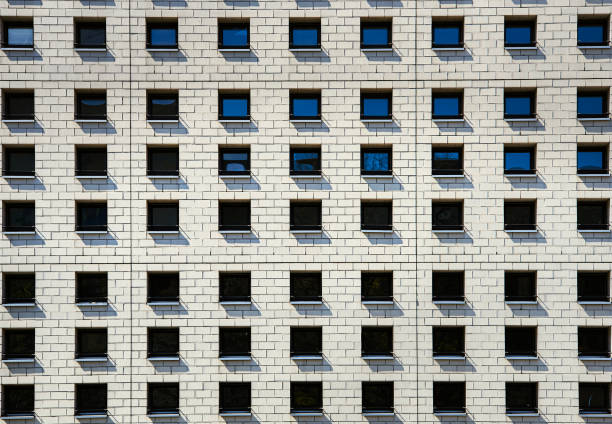 Sharing accommodation in crowded space shows a modern difficult cohabitation or coexistence in capital cities with pattern of little adjacent windows on modern facade. Living space issue in a big city. Berlin capital city, Germany compartir alojamiento en un espacio abarrotado muestra una convivencia o coexistencia moderna difícil en las ciudades capitales con un patrón de pequeñas ventanas adyacentes en fachadas modernas. problema de espacio vital en una gran ciudad. berlín cap