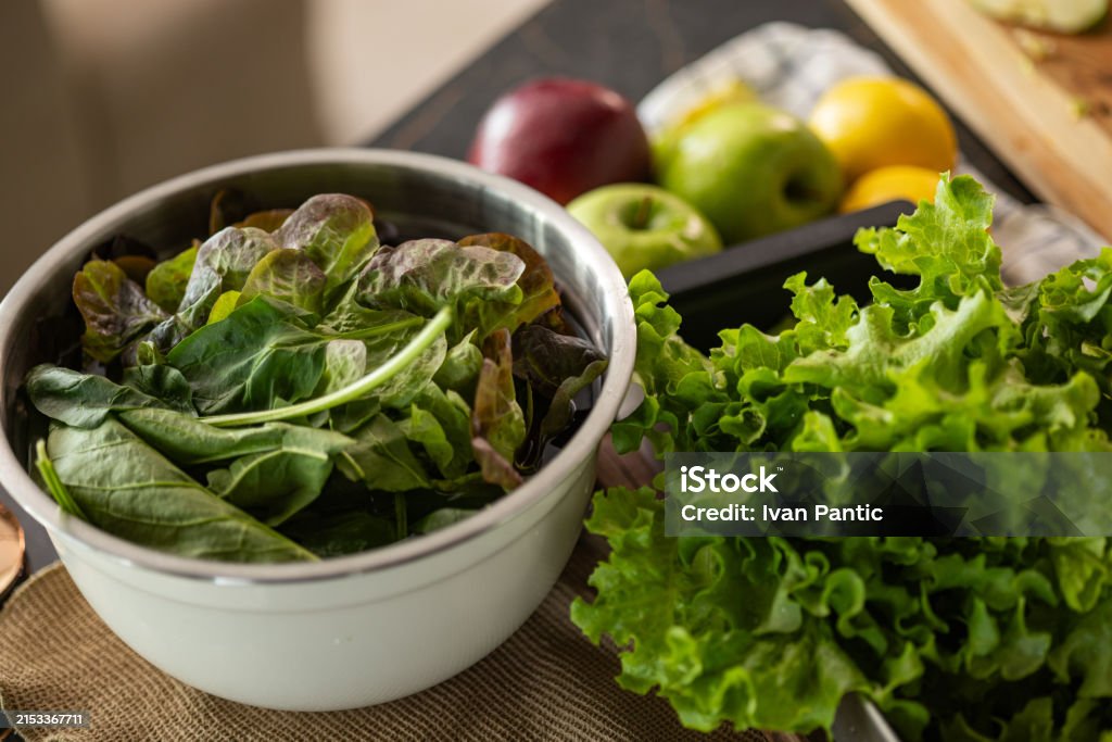 Čerstvý špenát v misce. - Bez autorských poplatků Listová zelenina Stock fotka Čerstvý špenát v misce. - Bez autorských poplatků Listová zelenina Stock fotka