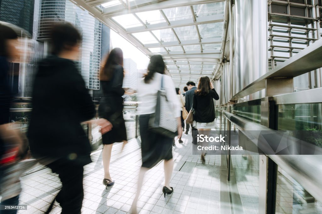 Busy Professionals Walking in a Hong Kong Business District - Royaltyfri Affärskvinna Bildbanksbilder Busy Professionals Walking in a Hong Kong Business District - Royaltyfri Affärskvinna Bildbanksbilder