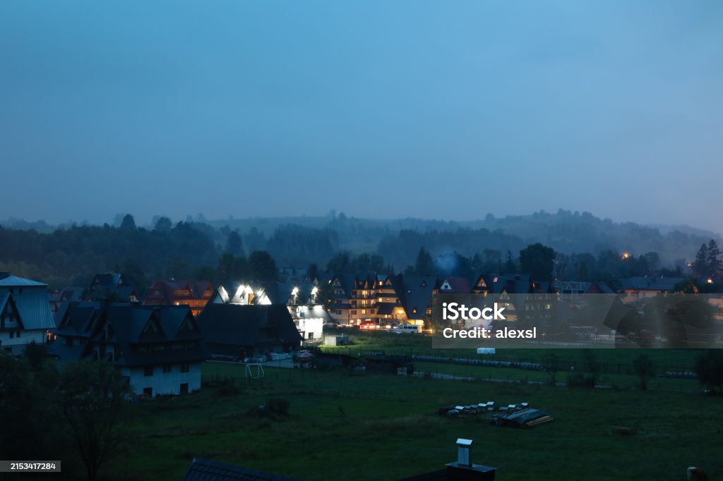 Polonia Pueblo de Zakopane y vista nocturna de los montes Tatra - Foto de stock de Actividad al aire libre libre de derechos Polonia Pueblo de Zakopane y vista nocturna de los montes Tatra - Foto de stock de Actividad al aire libre libre de derechos