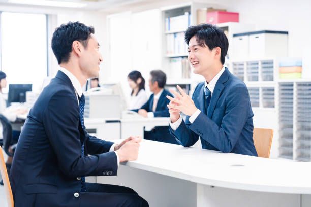 カウンターで働く若いビジネスマン