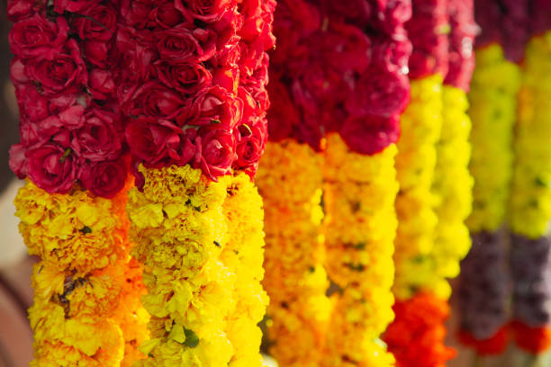 plastic flower garland,Buddhists like to use garlands for worshiping Buddha images or sacred things. and brought to pay homage to respected adults in various festivals.