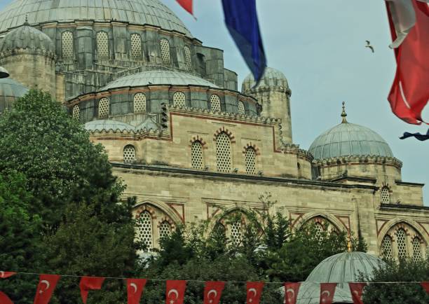 An important masterpiece of architecture not to be missed in Istanbul is undoubtedly the Suleymaniye Mosque, built at the behest of Sultan Suleiman the Magnificent. The Suleymaniye Mosque (Süleymaniye camii) was built in the 16th century at the behest of Suleiman the Magnificent (1520-1566), one of the most famous Ottoman sultans who commissioned Mimar Sinan, a famous imperial architect of the time, to build this place of worship. The Suleymaniye Mosque stands majestically on top of a hill and was the largest in Istanbul for almost five centuries