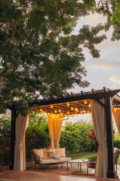 večer pod pergolou - pergola zahradním prvkem - stock snímky, obrázky a fotky