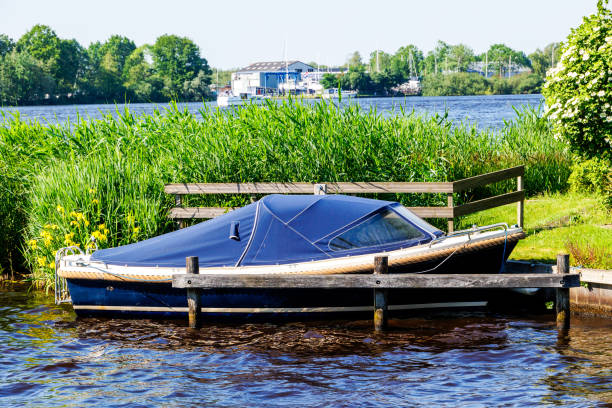 Aangelegde sloep aan de steiger