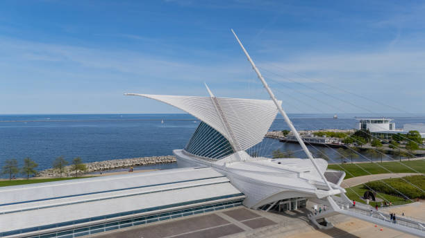 The 341,000-square-foot Museum includes the War Memorial Center (1957) designed by Finnish-American architect Eero Saarinen, the Kahler Building (1975) by David Kahler, and the Quadracci Pavilion (2001) created by Spanish architect Santiago Calatrava.