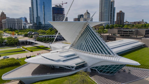 The 341,000-square-foot Museum includes the War Memorial Center (1957) designed by Finnish-American architect Eero Saarinen, the Kahler Building (1975) by David Kahler, and the Quadracci Pavilion (2001) created by Spanish architect Santiago Calatrava.