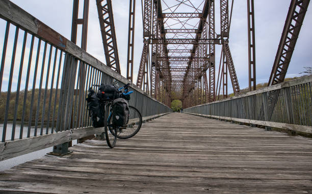 fully packed touring bike on railway trestle bridge (bikepacking bicycle with panniers loaded) camping tour cycling adventure (putnam county railroad trail empire state) new york bicicleta de paseo completamente empacada en el puente de caballete del ferrocarril (bicicleta de embalaje con alforjas cargadas) recorrido de campamento, aventura ciclista (sendero del ferrocarril del condado de putnam, empire state) nueva york