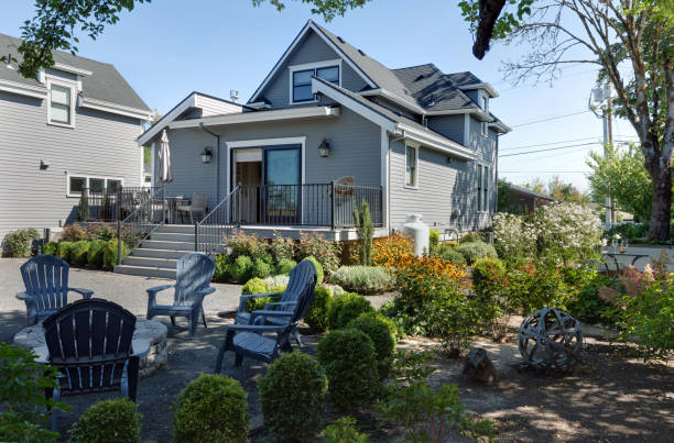 istock Gray Traditional Cottage in Oregon 2153896008