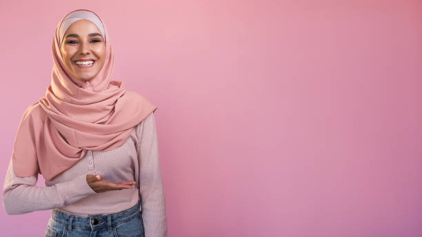istock Recommending people advertising background woman 2153906712