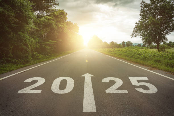 año nuevo 2025 o concepto sencillo. texto 2025 escrito en la carretera en medio de la carretera asfaltada al atardecer. concepto de planificación, desafío, estrategia de negocio, oportunidad, esperanza, nuevo cambio de vida. - hacia delante fotografías e imágenes de stock