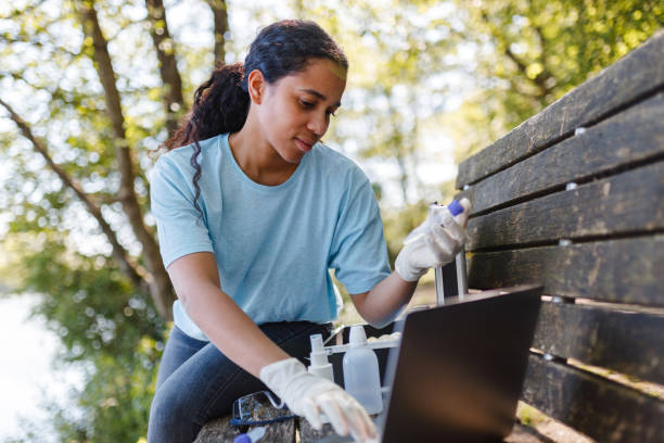 perempuan muda lakukan penelitian pelestarian lingkungan - environmental science potret stok, foto, & gambar bebas royalti