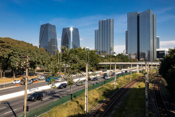 istock Skyline Cidade Jardim river Pinheiros waterfront 2154003282