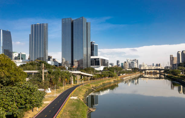 istock Skyline Cidade Jardim river Pinheiros waterfront 2154003287
