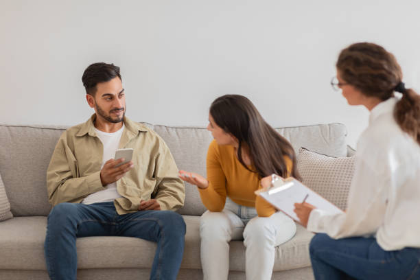 Couple in therapy with man on smartphone