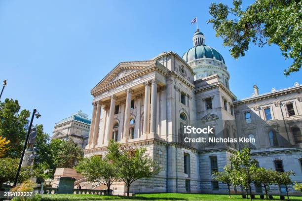 インディアナ州庁舎新古典主義の柱とドームインディアナポリスのダウンタウン インディアナ州のストックフォトや画像を多数ご用意