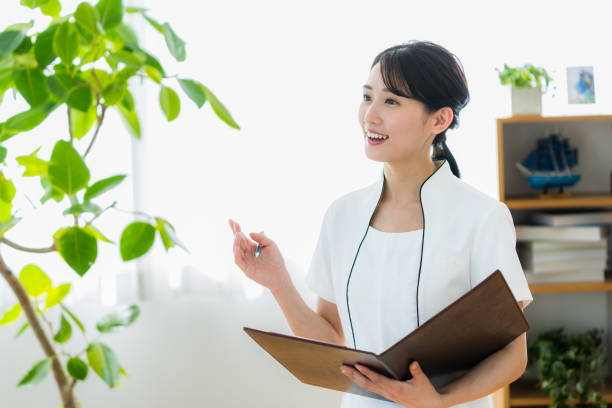 young esthetician woman - 美容 日本人 ストックフォトと画像