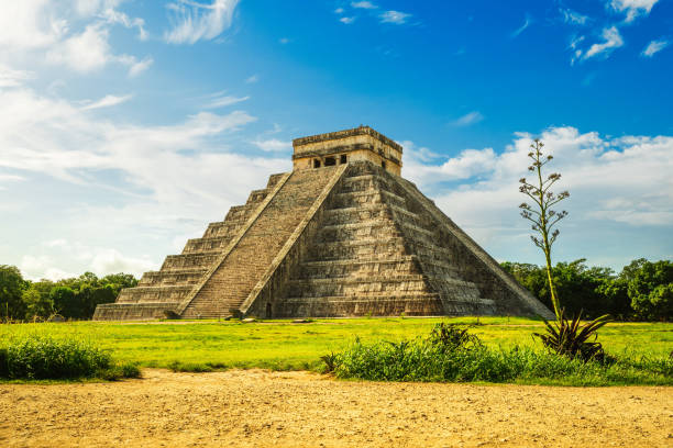 Temple of Kukulcan located at Chichen Itza, Yucatan, Mexico El Castillo, Temple of Kukulcan, located at Chichen Itza, Yucatan, Mexico maya temple stock pictures, royalty-free photos & images