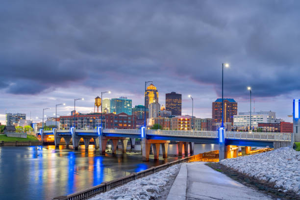 istock Des Moines, Iowa, USA Downtown Cityscape 2154288028