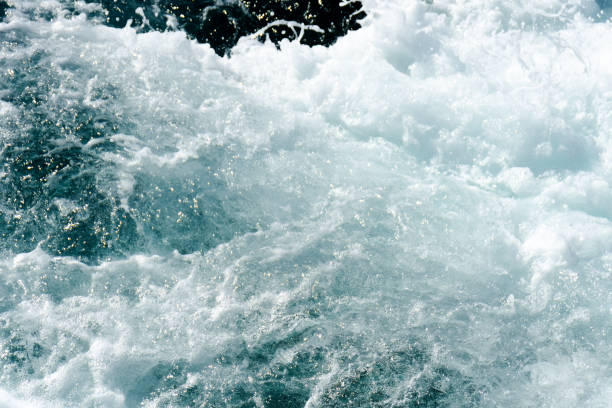 primer plano de la hermosa agua de mar azul y blanca - mar blanco fotografías e imágenes de stock