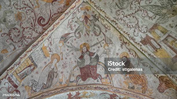 Jesus Sitting On The Rainbow At The Last Judgment In A Medieval Fresco Stok Fotoğraflar & Antik‘nin Daha Fazla Resimleri