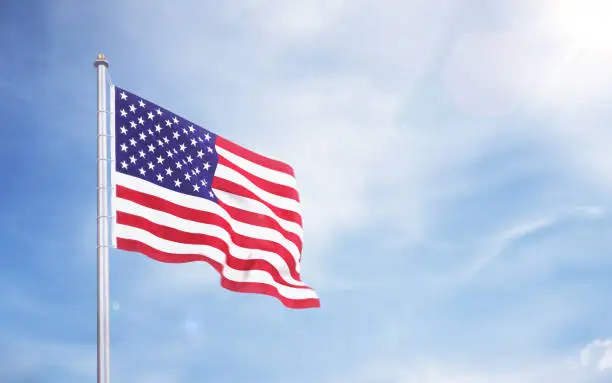Bandera de los Estados Unidos ondeando en el viento en el cielo azul Bandera de los Estados Unidos ondeando en el viento en el cielo azul