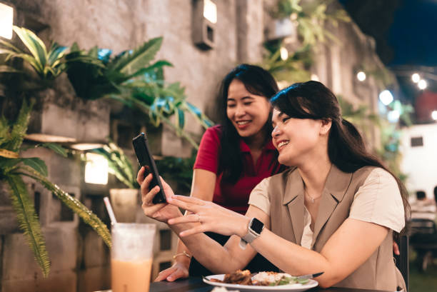 istock enjoy social dining in the restaurant 2154465704