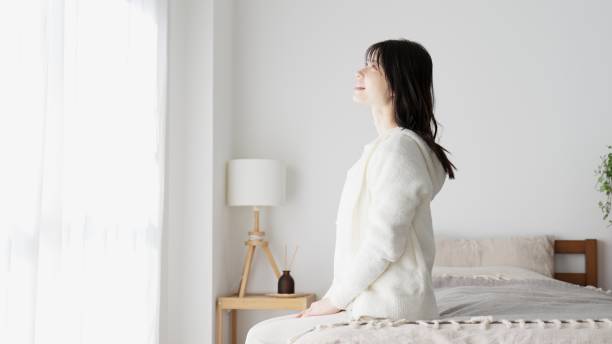 朝、窓の外を眺める女性 - リフレッシュ ストックフォトと画像