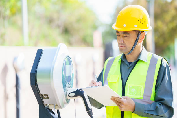 istock Asian middle-aged electrical technician working at electric vehicle charging station 2154601994