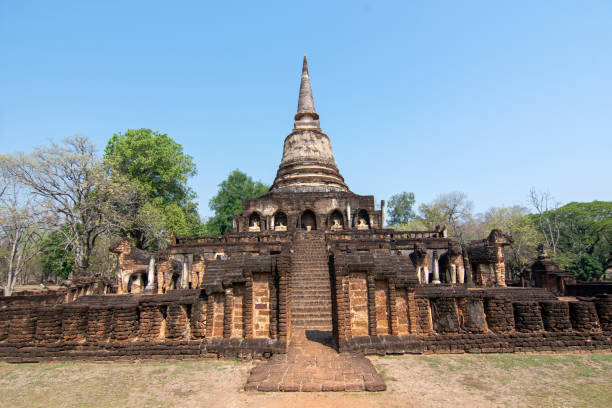 istock Wat Chang Lom Si Satchanalai 2154677623