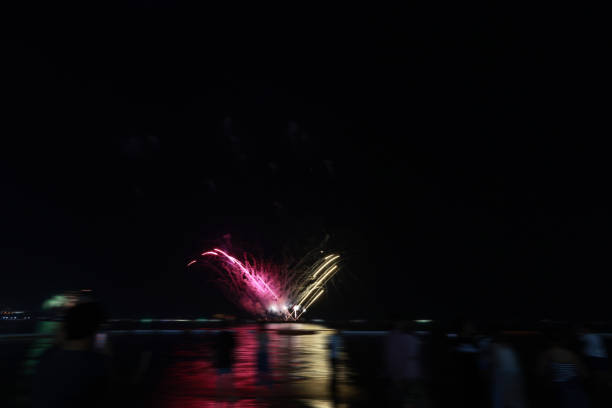 beautiful colorful shiny colorful firework on the sky colorful festival background.Vibrant New years banner with fireworks and cheering crowd.Fireworks exploding over a cruise ship in the bay, hermosos fuegos artificiales coloridos brillantes y coloridos en el fondo colorido del festival del cielo. vibrante pancarta de año nuevo con fuegos artificiales y multitud que vitorea. fuegos artificiales explotando sobre un crucero en la bahía,