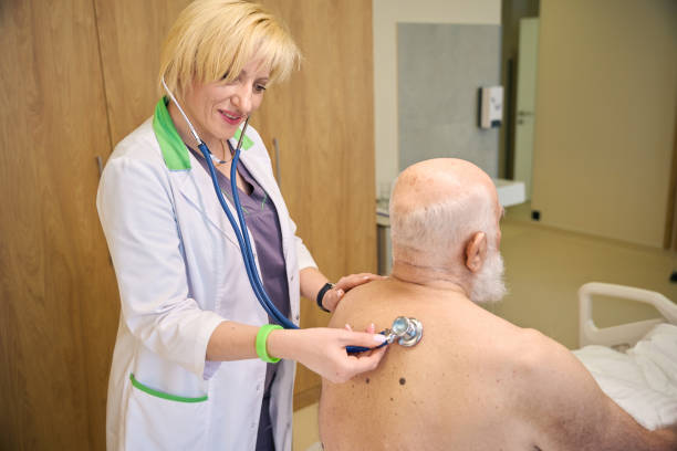 istock Doctor in the ward examining an old patient 2154690314