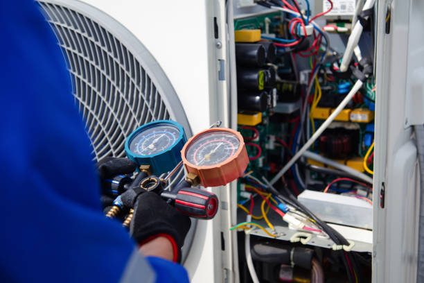 air conditioner service .the air conditioner technician is using a gauge to measure the refrigerant pressure. air compressor. - reparera-bil bildbanksfoton och bilder