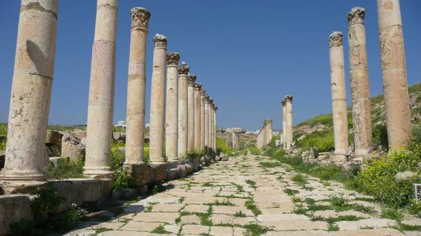 istock Cardo Maximus, Calle con columnatas, Jerash Archaeological Site, Jordan 2154754672