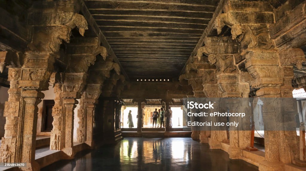 パドマナバプラム宮殿、カンニヤークマリ、ケララ州、インド内の彫刻された寺院の柱。 - ストックフォト・写真素材...