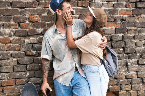 Couple goals. Simple living. Freedom as lifestyle. Young couple enjoying outdoor and sunset, taking selfie. Having fun on nice weather. Man and woman, hipsters, generation Z with cool attitude. un par de goles. vida sencilla. la libertad como estilo de vida. pareja joven disfrutando del aire libre y la puesta de sol, tomándose una selfie. divertirse cuando hace buen tiempo. hombre y mujer, hipsters, generación z con actitud cool.
