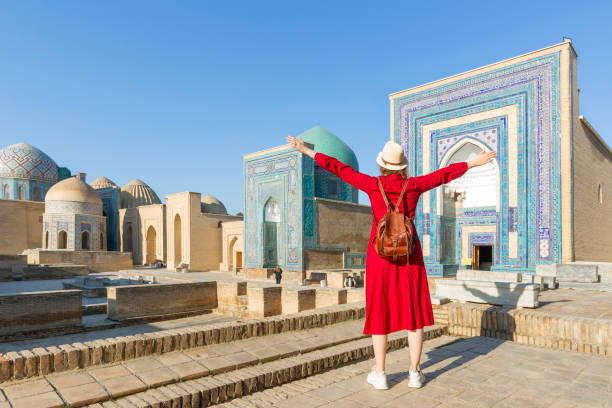 Young tourist dressed in red with arms raised in front of the Shah-I-Zinda memorial complex in Samarkand, Uzbekistan. joven turista vestido de rojo con los brazos en alto frente al complejo conmemorativo de shah-i-zinda en samarcanda, uzbekistán.
joven turista vestido de rojo con los brazos en alto frente al complejo conmemorativo de shah-i-zinda en samarcanda, uzbekist�