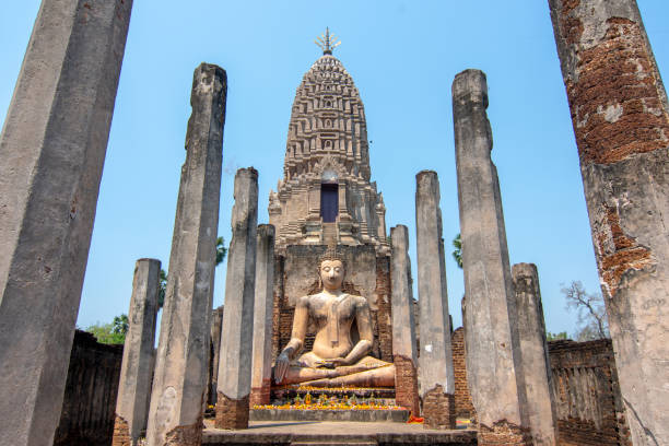 Wat Phra Si Rattana Mahathat is one of the oldest temples of Si Satchanalai Historical Park. The large temple is located east of the historic walled town in Chaliang, on a small peninsula almost entirely surrounded by the Yom river.
