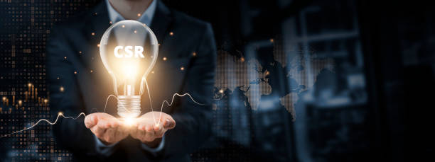 CSR: Corporate Social Responsibility, Sustainability, Ethical Business Concept. Hands of businessman holding light bulb and CSR icon with data network digital technology. Promoting Social Good, Environmental Stewardship. rsc: responsabilidad social corporativa, sostenibilidad, concepto de negocio Ético. manos de empresario sosteniendo una bombilla y un icono de rsc con tecnología digital de red de datos. promover el bien social, el cuidado del medio ambiente.
