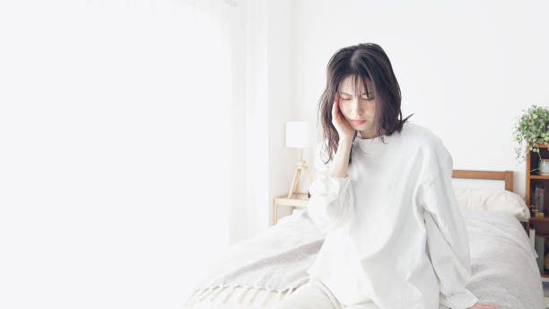 痛む顎を押さえる女性 - 眠い 日本人 ストックフォトと画像