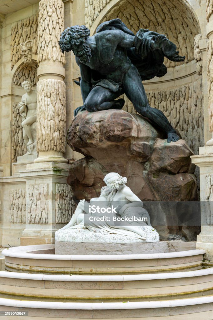 パリのメディチ家の噴水の像 ポリュペーモスはアーキスとガラテアを驚かせる エンタメ総合のストックフォトや画像を多数ご用意 エンタメ総合